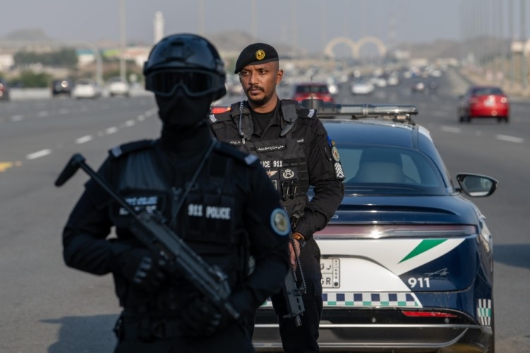 الداخلية تضبط مخالفين لأنظمة الحج نقلوا 18 شخصًا دون تصاريح إلى مكة المكرمة