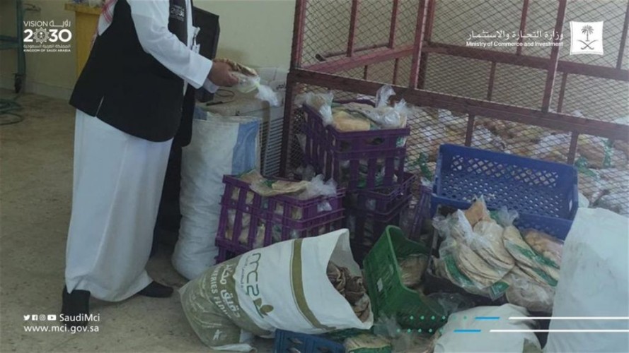 بالصور.. عمالة وافدة تحول نادياً رياضياً في حائل إلى معمل لإنتاج الخبز
