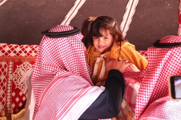 بالصور.. أمين حفر الباطن يزور الطفلة “الزين”.. ضحية الكلاب الضالة