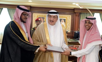 أمير منطقة جازان يكرم الطالب جديبا