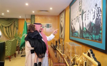 صور.. نائب أمير الجوف يحمل طفلة معـاقة لمشاهدة لوحة جدارية بالإمارة صور.. نائب أمير الجوف يحمل طفلة معـاقة لمشاهدة لوحة جدارية بالإمارة