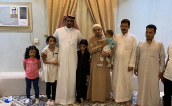 بعد استضافة مدير مستشفى الحمنة لهم.. ذوو الأسرة اليمنية المكلومة يتسلمون أطفالهم الثلاثة بعد استضافة مدير مستشفى الحمنة لهم.. ذوو الأسرة اليمنية المكلومة يتسلمون أطفالهم الثلاثة
