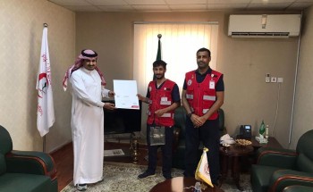مدير عام الهلال الأحمر بالجوف يكرم موظف غرفة العمليات الشراري مدير عام الهلال الأحمر بالجوف يكرم موظف غرفة العمليات الشراري