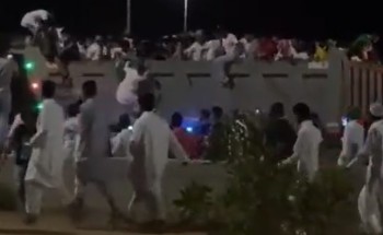 شرطة حائل: إنزال أشخاص ظهروا في مقطع وهم يصعدون على شاحنة أثناء سيرها .. والقبض على قائدها شرطة حائل: إنزال أشخاص ظهروا في مقطع وهم يصعدون على شاحنة أثناء سيرها .. والقبض على قائدها