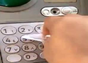 بالفيديو… مواطن يمسح جهاز الصراف الآلي بمادة مُطهرة قبل وبعد الاستخدام بسبب “كورونا”