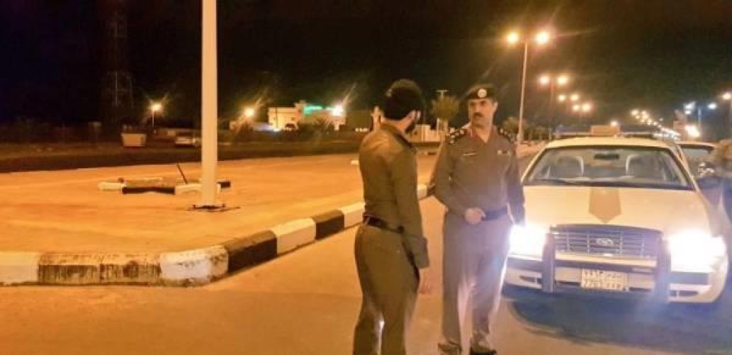 بالصور.. ضبط حبوب مخدرة وخمور وأسلحة بيضاء مع مخالفين لأمر منع التجول بصامطة
