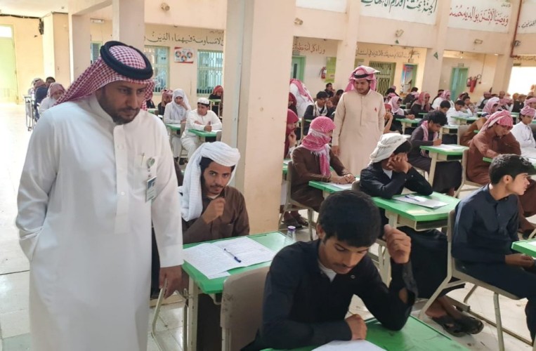 الأستاذ ” عبدالله النجادي” يتفقد سير الإختبارات بمجمع آل مشحنة