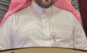 مدير مستشفى الصحة النفسية بالطائف يعايد مرضى وموظفي المستشفى ويقدم لهم الهدايا والحلوى.