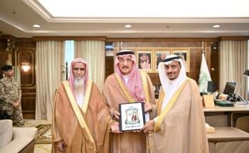 أمير جازان يتسلم التقرير السنوي لفرع الرئاسة العامة للبحوث العلمية والإفتاء بالمنطقة