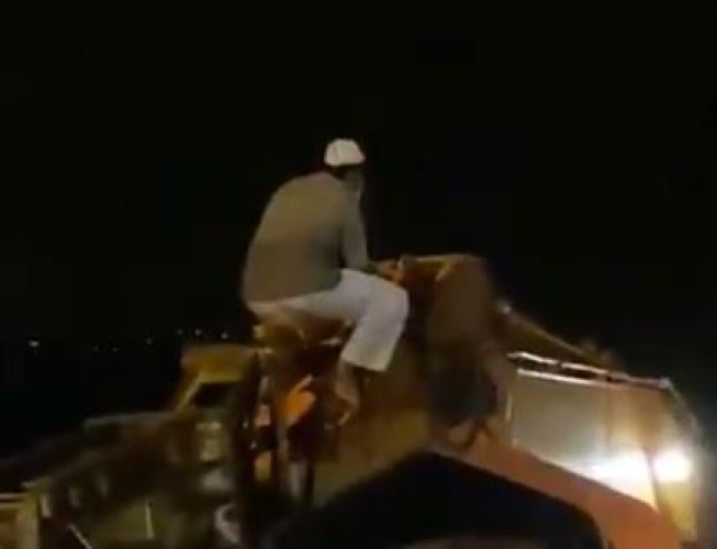 بعد أن تعطلت وسط السيل .. بالفيديو: سائق معدة حفر ثقيلة ينقذ قائد مركبة بالمخواة