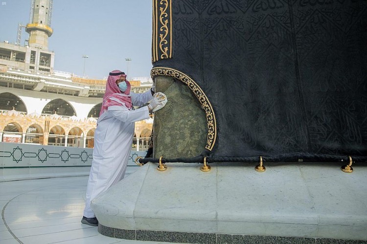 منها تلميع حِجرِ إسماعيل عليهِ السلام وتطيب الحجر الأسود .. شؤون الحرمين: استخدام أحدث التقنيات في تعقيم وتنظيف الكعبة