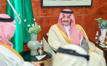 أمير الشرقية يسلم كأس الأمير نايف ضمن فعاليات مهرجان كؤوس الملوك في نادي سباقات الخيل بالرياض
