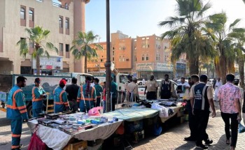أمانة الشرقية : مصادرة ٤ أطنان من البضائع المختلفة من الباعة الجائلين المخالفين أمانة الشرقية : مصادرة ٤ أطنان من البضائع المختلفة من الباعة الجائلين المخالفين