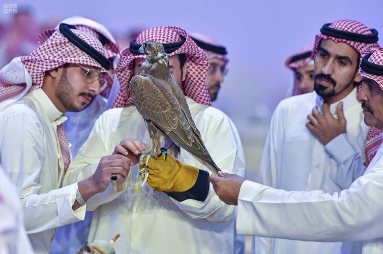 بالصور.. مبيعات معرض الصقور تتجاوز 5 ملايين ريال.. وعدد الزائرين أكثر من 230 ألفاً