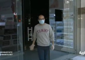 قصة شاب يقوم بخدمة المواطنين والمقيمين خلال ساعات منع التجول مجاناً – فيديو