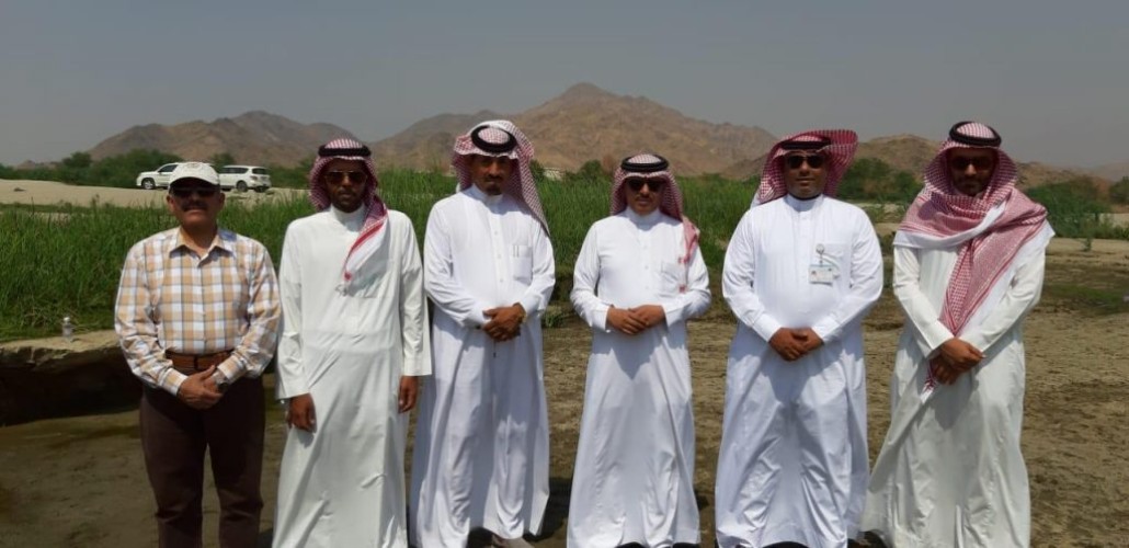 “البيئة” تبدأ حفر 13 بئراً في “وادي الليث” بطاقة إنتاجية 25 ألف م3