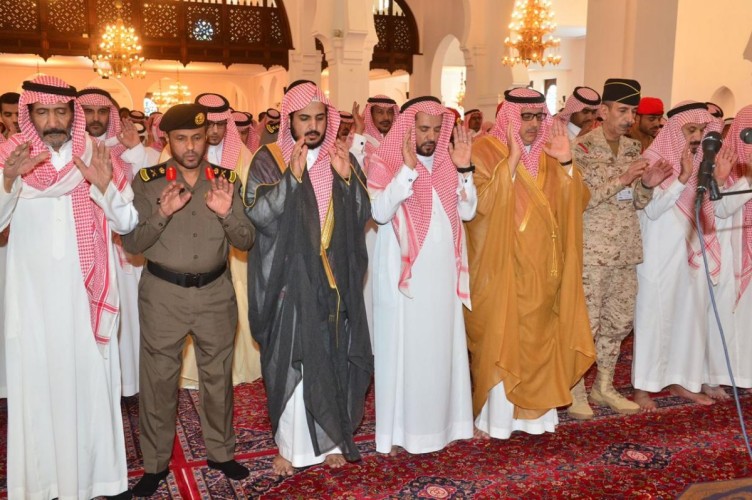 وكيل إمارة الرياض ينقل تعازي القيادة لأسرة الشهيد الحارثي