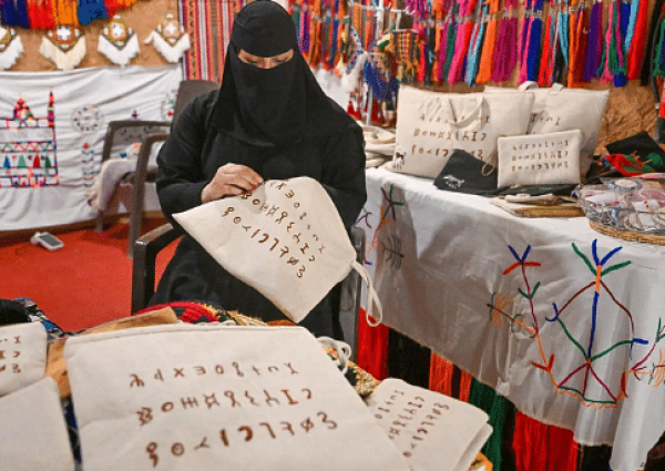 منها النقش الثمودي .. العروض اليدوية تجذب زوار مهرجان بيت حائل في نسخته الثانية