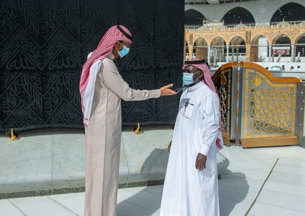 منسوبي مجمع الملك عبدالعزيز لكسوة الكعبة المشرفة يشاركون في الأعمال الموسمية لصيانة ثوب الكعبة المشرفة
