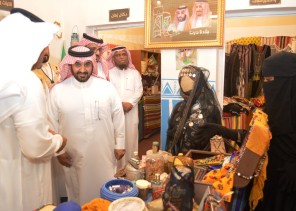 “محافظ محايل” يكرم أجاويد الريش بمركز النشاط الاجتماعي “محافظ محايل” يكرم أجاويد الريش بمركز النشاط الاجتماعي