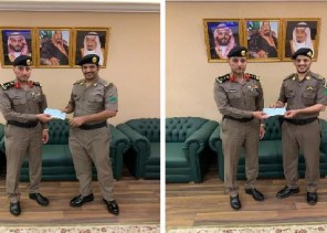 تكريم رجلي أمن بمكة لضبطهما متهماً بحالة دهـس لأحد الأشخاص تكريم رجلي أمن بمكة لضبطهما متهماً بحالة دهـس لأحد الأشخاص