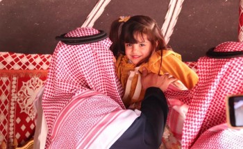 بالصور.. أمين حفر الباطن يزور الطفلة “الزين”.. ضحية الكلاب الضالة
