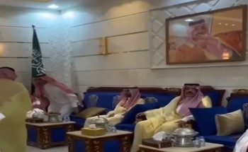 بالفيديو: أمير منطقة حائل ونائبه يقدمان واجب العزاء لأبناء الشيخ «ناهس البراك» في وفاة شقيقهم نايف بالفيديو: أمير منطقة حائل ونائبه يقدمان واجب العزاء لأبناء الشيخ «ناهس البراك» في وفاة شقيقهم نايف