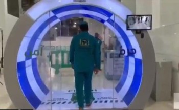 شاهد .. أول فيديو لحظة تجريب جهاز التعقيم الذاتي بعد وضعه على أحد أبواب المسجد الحرام