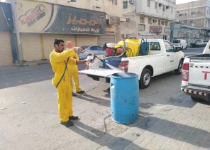 بلدية القطيف تعقم وتطهر أسواق النفع العام أثناء فترة منع التجول الكلي بلدية القطيف تعقم وتطهر أسواق النفع العام أثناء فترة منع التجول الكلي