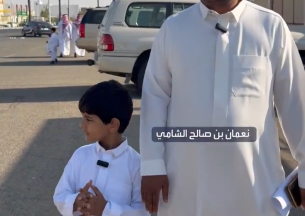 بالفيديو: مقيم يمني في حائل يرافق ابنه إلى المدرسة ويشيد برعاية المملكة للمقيمين وأبنائهم