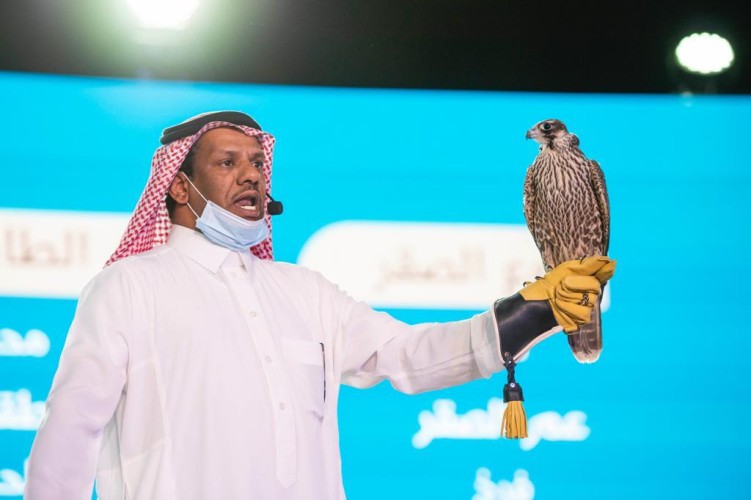 أكثر من نصف مليون ريال صفقات مزاد اليوم الرابع للصقور