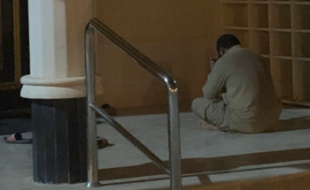 شاهد: عامل يبكي أمام مدخل أحد الجوامع بالرياض عقب أذان العشاء شاهد: عامل يبكي أمام مدخل أحد الجوامع بالرياض عقب أذان العشاء