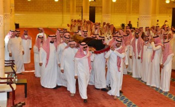 سمو أمير الرياض يؤدي صلاة الميت على والدة الأمير خالد بن سعد بن محمد سمو أمير الرياض يؤدي صلاة الميت على والدة الأمير خالد بن سعد بن محمد