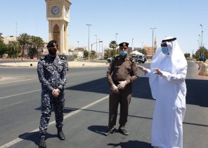 محافظ أملج ميدانياً يتابع تطبيق الأجراءات الأحترازية ويهنئ رجال الأمن بالعيد