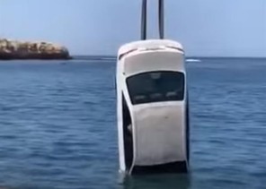 بالفيديو: رافعة تنتشل سيارة سقطت في البحر بالوجه بالفيديو: رافعة تنتشل سيارة سقطت في البحر بالوجه