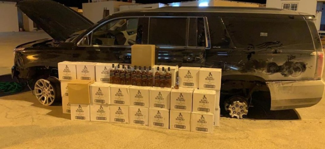 القبض على مواطن كان بحوزته 479 قارورة خمر مستوردة داخل سيارته في وادي الدواسر