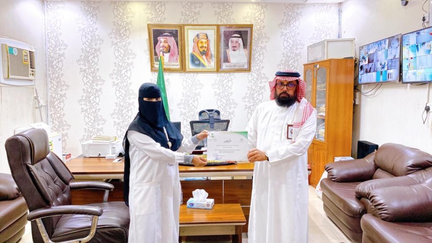 الحواس يكرم الموظفين المتميزين