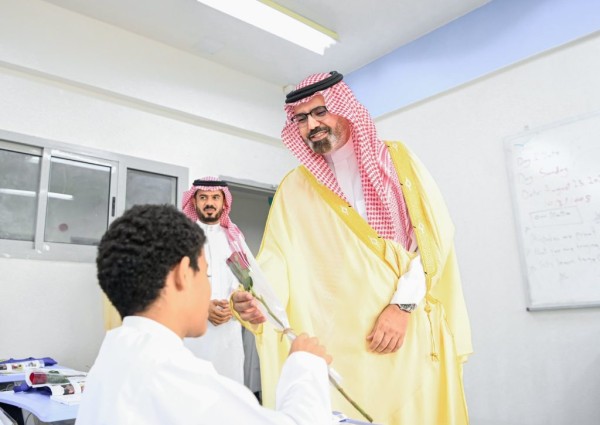 نائب أمير جازان يطّلع على مبادرة خُطى لجمعية حرف التعليمية