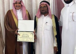 بالفيديو : محافظ أبانات بمنطقة القصيم يحتفي بأكبر خريج من ثانوية الجرذاوية “متيعب غيضان المظيبري” بالعقد الثامن من عمره