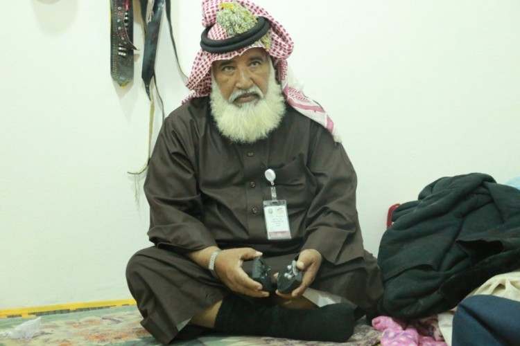 “أبو حمدان” متخصص في صناعة البنادق القديمة