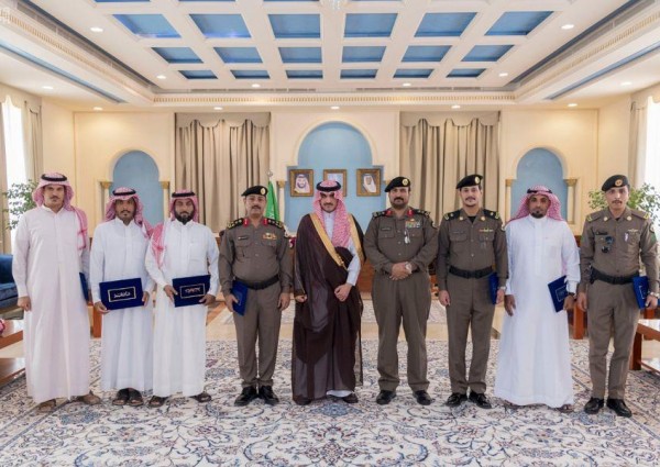أمير الجوف يكرم عدداً من رجال الأمن نظير جهودهم في حفظ أمن المواطن والمقيم