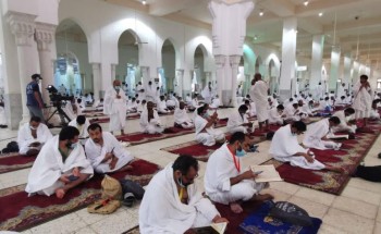 بالصور ..ضيوف الرحمن يصلون مسجد نمرة في أجواء إيمانية.. لأداء صلاتي الظهر والعصر