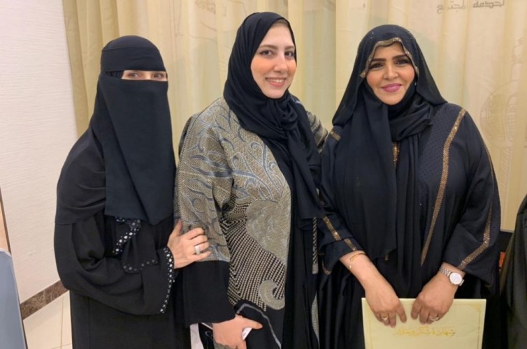 الشاعرة الوطنية دلال راضي تشعل أجواء جدة بأمسية شعرية في اليوم العالمي للغة العربية