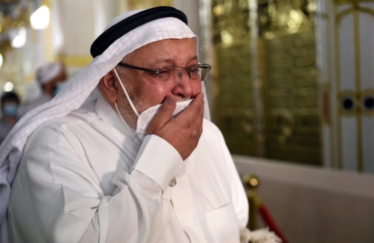 بالصور .. زوار المسجد النبوي تُذرف دموعهم لحظة مرورهم للسلام على الرسول صلى الله عليه وسلم