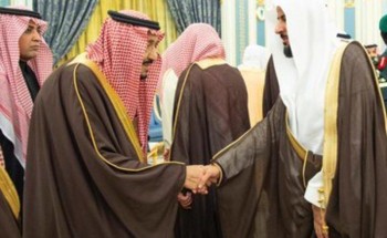 بالصور.. خادم الحرمين يستقبل الأمراء والمفتي وجمعًا من المواطنين