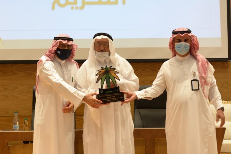 القويحص والسواط يكرمان مركز حي النزهة لجهوده المميزة في جائحة كورونا