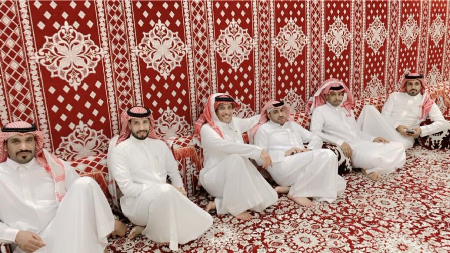 ديوان آل بطحان يستضيف عدداً من المسؤولين في زيارة ودية.. ومأدبة عشاء فاخرة على شرف الحضور