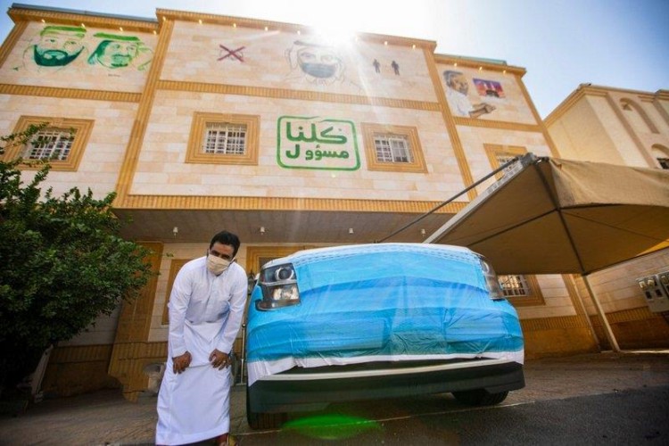 بلوحات على جدران منزله.. مواطن بمكة يعرب عن تقديره للقيادة ويوجه رسائل توعوية لمواجهة “كورونا”
