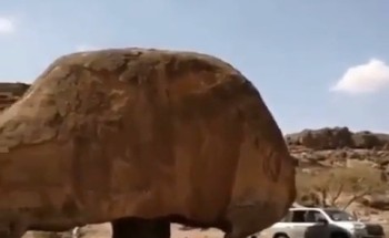 شاهد: مواطن يوثق فيديو لـ”كتلة حجرية” على شكل فطر في جبال العلم بـ”فيضة المسعار” في حائل شاهد: مواطن يوثق فيديو لـ”كتلة حجرية” على شكل فطر في جبال العلم بـ”فيضة المسعار” في حائل