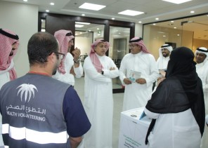 فريق من مجمع الملك عبد الله الطبي يقيم لقاء توعوياً عن المخدرات والتدخين بجمعية البر بجدة.